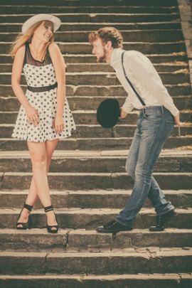 Flirt zwischen Mann und Frau auf der STraße