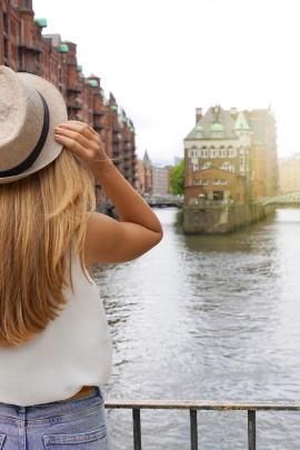 Frau schaut beim Date in Hamburg aufs Wasserschloss