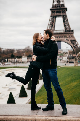 Verliebtes Paar umarmt sich vor dem Eiffelturm