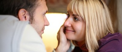 Flirten durch blickkontakt