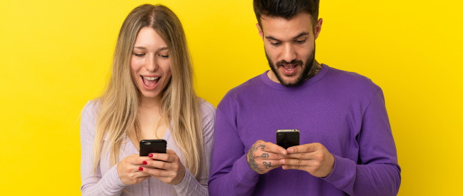 Fröhliches Paar mit Smartphones will Bumble-Profil löschen