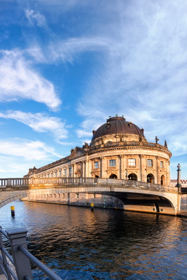 Museumsinsel in Berlin vom Fluss aus mit Brücke