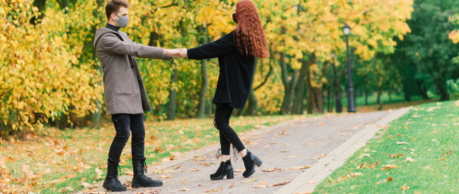 Paar beim Date mit Maske im Park