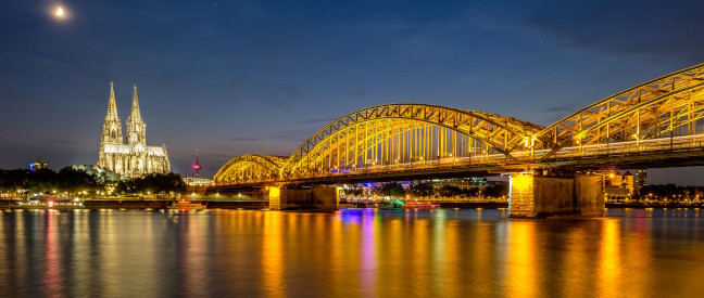 Kölner Dom und Hohenzollernbrücke bei Nacht