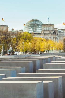 Berliner Holocaust-Denkmal mit Reichstag im Hintergrund