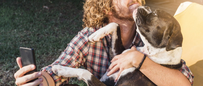 Mann macht Selfie mit Hund zwecks Dogfishing