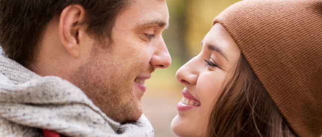 Mann und Frau haben tiefen Augenkontakt beim Flirten