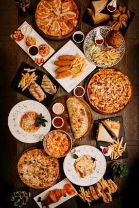 Tisch voll mit zubereiteten Speisen von oben