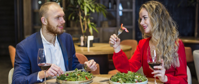 Mann und Frau essen beim Date im Restaurant