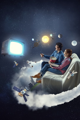 Paar schwebt auf Sofa im Weltall und schaut Fernsehen