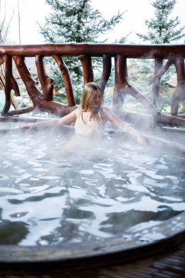 Junge Frau draußen im Whirlpool