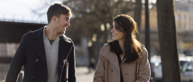 Mann flirtet mit Frau auf der Straße