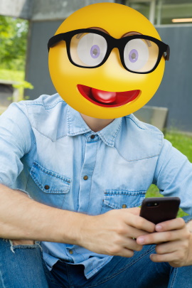 Mann mit lustigem Emoji-Kopf schreibt Nachricht