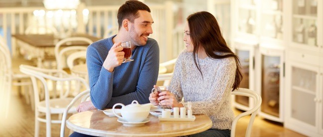 Mann und Frau stellen Fragen zum Kennenlernen