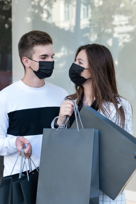 Mann flirtet mit Frau beim Shopping während Corona