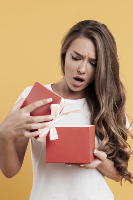 Frau packt verärgert Geschenk vom Ex-Freund aus