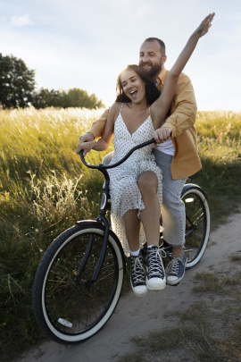 Mann und Frau fahren zusammen auf einem Fahrrad beim Date