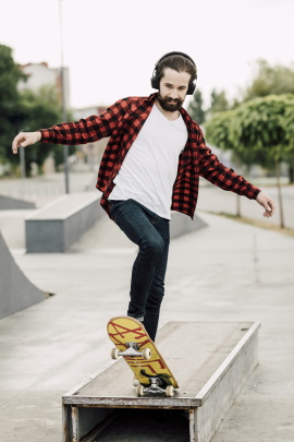 Mann macht Kunststück auf dem Skateboard