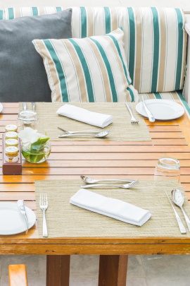 Stilvoll gedeckter Tisch für ein Essen zu zweit
