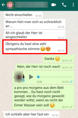 Mann bekommt Kompliment in WhatsApp von der Frau