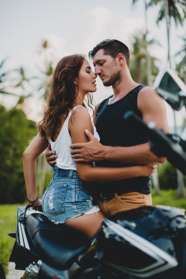 Paar beim Date küsst auf dem Motorroller
