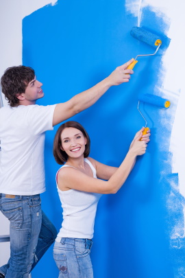 Paar streicht zusammen die Wand blau an