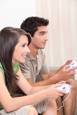 Mann spielt mit platonischer Freundin Videospiele