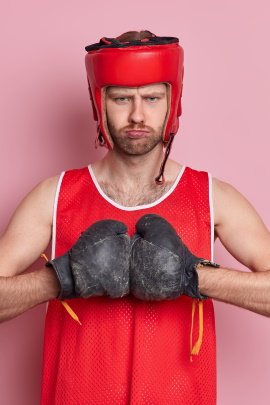 Wütender Mann in Boxer-Sportkleidung