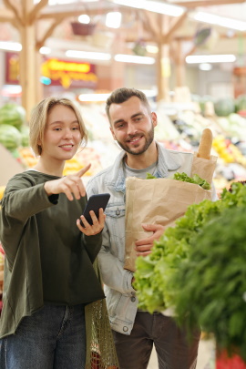Mann und Frau beim Einkaufen der Zutaten im Supermarkt