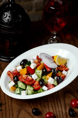 Teller mit griechischem Bauernsalat