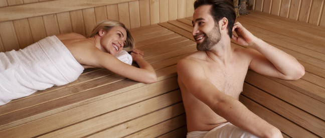 Mann und Frau flirten in der Sauna