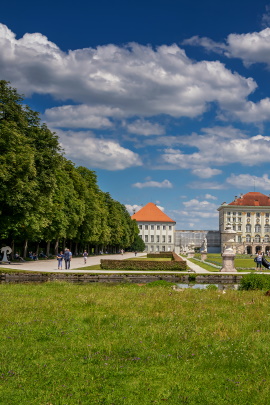 Ansicht vom Schlosspark Nymphenburg mit Gebäuden im Hintergrund