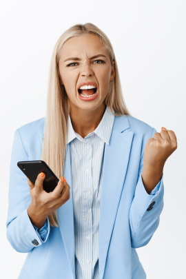 Wütend schreiende Frau mit Handy