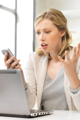 Ex-Freundin im Büro schaut verärgert aufs Handy