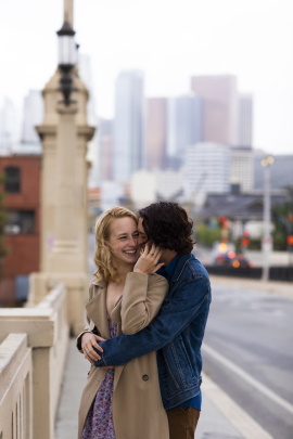 Paar steht küssend auf der Brücke in der City