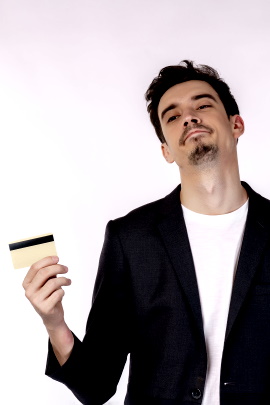Gelangweilter Mann hält Kreditkarte in der Hand