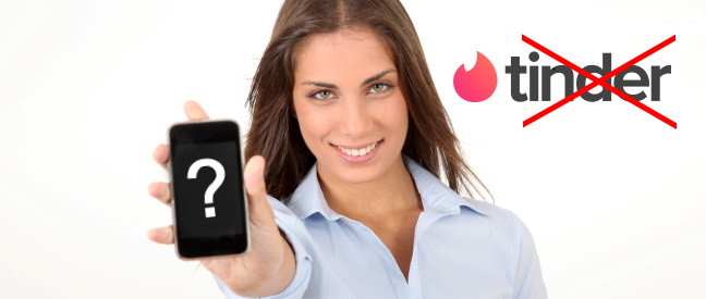 Frau zeigt Tinder-Alternative am Smartphone