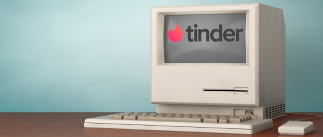 Alter Computer mit Tinder-Logo im Bildschirm