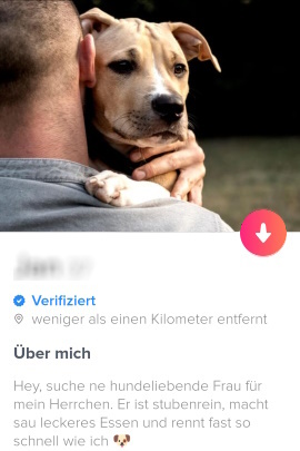 Tinder-Profil mit Mann, der Hund auf dem Arm trägt