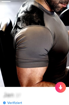 Tinder-Profilfoto vom muskulösen Mann beim Hanteltraining