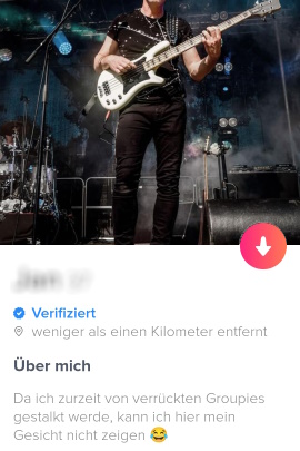 Tinder-Profil mit Bild, wie ein Mann Gitarre auf der Bühne spielt