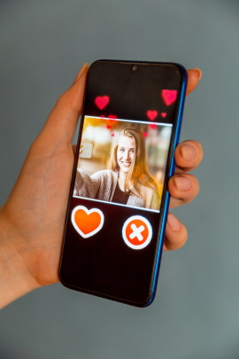 Mann beim Swipen in einer Dating-App schaut Profil an