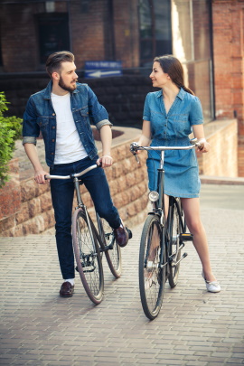 Mann flirtet mit Frau auf dem Fahrrad