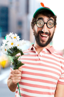 Verrückt aussehender Mann hält Blumenstrauß in der Hand