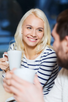 Verliebte Studenten trinken Kaffee beim Date