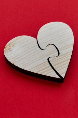 Herz aus zwei Puzzleteilen aus Holz zusammengesetzt