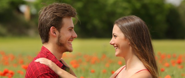 Flirten im Frühling: Mit unseren Tipps weißt du endlich, ob jemand mit dir flirtet