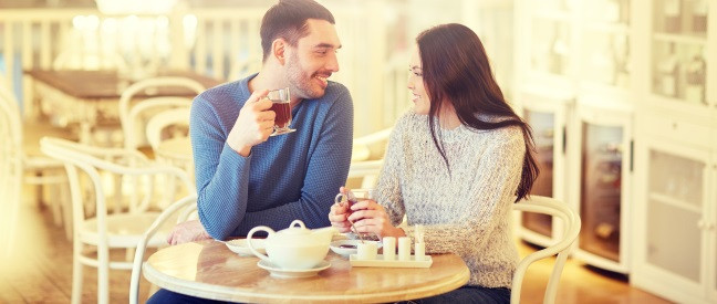 Wie Zeigen Frauen Interesse Alle Zeichen Woran Du Es Erkennen Kannst