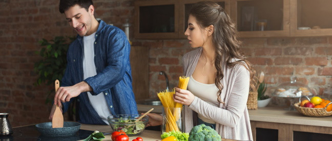Mann und Frau kochen zusammen beim Date